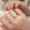 Anelli a grappolo QINHUAN D Anello a forma di fiore rotondo con Moissanite di colore S925 Argento sterling placcato platino 1 Per le donne Fedi nuziali per gioielli raffinati