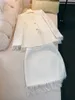 Automne ivoire couleur unie gland deux pièces robe ensembles à manches longues col en v Tweed simple boutonnage manteau jupe courte costumes ensemble Two Piece Suits A3G096531