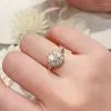 Anelli a grappolo QINHUAN D Anello a forma di fiore rotondo con Moissanite di colore S925 Argento sterling placcato platino 1 Per le donne Fedi nuziali per gioielli raffinati