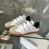 2024 neuer Designer Fashon Schuhe Frauen Beth Grip-Strap Leder-Low-Top-Sneaker mit Klettverschluss in Weiß für Outdoor-Aktivitäten, übergroße Schuhe