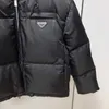 Parkas pour femmes Designer Le nouveau logo triangulaire de cet hiver veste à pain lettre fermeture éclair à capuche F5VV