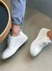 Nieuwe witte lederen eenvoudige, veelzijdige casual leren schoenen voor heren Europese stationbordschoenen Effen kleur Kleine witte schoenen Lage modeschoenen