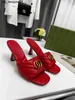 2023 Damen Luxurys Designer High Heel Sandalen Modemarke klassische Designer Sommerkleider Flipflop elegante reife Damen Schwarz Weiß Rot Sandalen High Heel