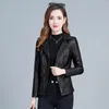 Le cuir féminin 2023 PU court Spring Automne Fashion Fashion Foreign Mom Mom de l'âge moyen avec un manteau de veste féminine en coton