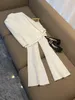 2024 Automne Blanc / Noir Couleur Unie Deux Pièces Pantalons Ensembles Manches Longues Revers Cranté Blazer Simple Boutonnage Pantalon Flare Pantalon De Travail Costumes Ensemble 2 O3G302262