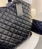 トップトートバッグデザイナーの女性ハンドバッグシープスキンアイカレキルトスエードショルダーバッグ高品質の大規模女性ハンドバッグ高級チェックレザートート財布