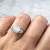 Bagues de cluster Classic Round Moonstone pour femmes Bijoux blancs Birthstone Bague de fiançailles de mariage Anniversaire Fête Bijoux Femmes