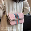 Årets för kvinnor i New Summer Versatile One Shoulder Crossbody Populär på Internet Super Hot Small Square Bag 2147