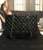 Famous Black Emboss Leather Woman Offerette da donna TOTES BASSEGGIO DONNA LADURA LETTERE MESSENGER FEMMINE SASSE