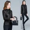 Le cuir féminin 2023 PU court Spring Automne Fashion Fashion Foreign Mom Mom de l'âge moyen avec un manteau de veste féminine en coton