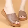 Talltor 2023 Summer Women's Soft Bottom Non-Slip Middle Mom Shoes Open Toe Bekväma mikrofiberläder glider