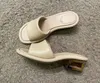 Lässige Damen-Slipper-Sandale aus Baguette-Nappaleder, Pantoletten-Sandalen mit Metalllogo, Damen-Breitband-Sandalen mit skulpturalen Absätzen aus Metall und Flip-Flop, 35–43 Box