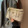 % 70 Fabrika çıkışı Kapalı Gelişmiş ve Modaya Gizli İş parçacığı Yaz Doku Niş Zincir Crossbody Women's Torba Satışta