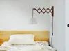 Lampada da parete in stile giapponese creativo retrò in noce con braccio lungo camera da letto comodino sfondo lettura decorativa a scomparsa