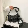 Motif crocodile sous les bras 2023 croissant froissé épaule unique pour femme sac de locomotive à rivets 60% de réduction en ligne