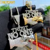 Collares colgantes Iced Out Bling Letters No confíes en nadie Collares pendientes Dos tonos Color CZ Zircon Shake Hand Charm Hombres Mujeres Hip Hop Joyería 230901