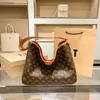 Hong Kong Tote Women's 2023 New Autumn and Winter äkta läderkapacitet pendlare en axel stor underarm medelålders väska billigt utlopp 50% rabatt