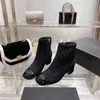 Kurze Lederstiefel für Damen, Frühlings-Designer-Mode, mittelhoher Absatz, modische Stiefel, Diamant-Karo-Schnalle, kurzes Schaffell, Blutgefühl, Party, Absatzhöhe 6 cm mit Box