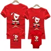 Tenues assorties à la famille Tenue de famille de Noël Tshirt Maman Papa Cerf Santa Tenues de Noël pour enfants Barboteuse bébé vêtements de Noël rouges 230901