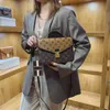 Baobao Nuovo anno e autunno da donna in stile occidentale con fibbia di chiusura cinturino largo Bella borsa a tracolla monospalla portatile Outlet economico 50% di sconto