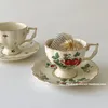 Tassen, Untertassen, französische Vintage-Porzellan-Erdbeer-Tasse und Untertasse, britischer Hof, exquisites Teeservice mit Blumenmuster und Dessertteller mit Goldbesatz