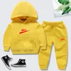 2024 Nya kläder sätter barns huva tröja Boy's and Girls 'Pure Cotton Two Piece Baby Spring och Autumn Sports Set Letter Print Mönster