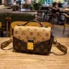 50% rabatt på clearance försäljning Hong Kong Counter äkta läder stor kapacitet mailman kvinnor 2023 Ny sommar singel axel crossbody för gammal blomma kvinnors väska modell 542