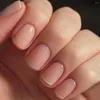 Короткие накладные ногти с простыми пятицветными патчами для ногтей во французском стиле летом.