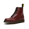 2023 새로운 도착 부츠 짧은 부츠 Doc Martens 디자이너 남성 여성 Marten High Leather Winter Snow Booties Oxford Bottom Alkle Plate-Forme 신발 크기 36-45