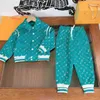 Projektant Baby Tracksuits Dzieciowe garnitury Rozmiar 110-160 cm 2pcs nici elastyczne mankiety kurtka klapowa i kwiatowe spodnie z nadrukiem 30 sierpnia