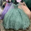 Sage Green V-ringning Quinceanera klänningar Butterfly Applique Pärlor med Cape Ball Gown Tulle Sweet 16 Lace Up Prom Dress