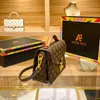 Hong Kong Niche Design Light Luxury Postman For Women 2023 New Fashion äkta läder Vintage Cross Body Small Square Bag Billiga uttag 50% rabatt