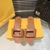 2024 Nouvel été Piscine Sandal Slide Slipper Designer de luxe Femmes Casual Chaussures Taille 35-42 Brown Sliders Noir Voyage en plein air Cuir Mens Flat Mule Mocassin Lady avec boîte