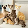 Animaux en peluche en peluche, chats réalistes, simulation de cheveux courts, poupée de chat mignon, jouets pour animaux de compagnie, décoration de maison, cadeau d'anniversaire pour filles