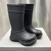 Botas de marca de luxo femininas botas de chuva botas de joelho inverno plataforma clássica botas planas moda sola sapatos verde rosa preto branco marrom 5 estilos tamanho 35-40