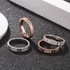 Designer di gioielli di lusso da donna Lo stesso anello d'amore da uomo e da donna con carta in argento sterling tiktok S925 è tempestato di viti. con logo e scatola