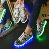 Kleidschuhe RayZing Musik Casual LED Männer LED Mode Glück Bunte leuchtende Leuchten Unisex Weiß Silber in Mitternacht 230901