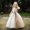Sukienki dla dziewczynek kwiat elegancki szampan bez rękawów w dekolcie na ślub księżniczki koronkowe aplikacje balowe suknia Ball sukienka
