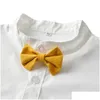 男の子の紳士服は、弓のある幼児の白いシャツのための夏のスーツを設定します。