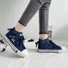 Klänningsko denim platt häl rund tå snörning skalle metall dekoration hög topp bekväm mode klassisk plattform casual sneakers 230901