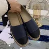 2023 Fashion Channelity Zapatillas de deporte altas y bajas Zapatillas de deporte para hombres y mujeres Zapatos para caminar Zapatos de cuero Zapatos casuales para vacaciones eer