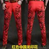 Erkekler Kot Mürekkep Baskı Erkekler Kore tarzı modaya uygun gündelik pantolonlar ince fit ayak kişiliği 3D ejderha deseni kırmızı pantolon288j