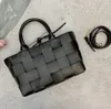 Designer Woman Straw Bags Nylon Shoulder Hobos Handväskor Underarm Bag Chain Purses Designer Crossbody Baguettes Lady Big Totes Bags