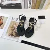 Sandalen Designer Damen Deluxe Zehenkette Hausschuhe mit Wildleder-Effekt Kleines Flip-Flop aus Ziegenleder und Metal Love Strasssteinen