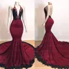 2019 Sexy Backless Bordeaux Zeemeermin Lange Galajurken met Zwart Kant Geappliceerd Formele Avondjurken Halter Diepe V-hals Pailletten253x