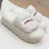 DAMES BONTE PLATFORM SANDAAL IN ZWART 762826 nep shearling wit en rood borduurmotief decoratie beroemd merk pluche sandalen wintersandalen muiltjes Binnen buiten