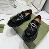 Luxury Feragamo Damskie buty mody retro skórzana skórzana brytyjska styl swobodny małe skórzane buty projektant grube podeszwy Zwiększ metalowy łańcuch Valentinolies Buty