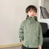 Куртки 2023, модная детская одежда, уличная одежда с капюшоном для мальчиков, длинное стильное пальто в Корейском стиле, повседневная осенне-весенняя куртка, ветровка G23 230904