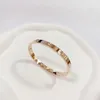 Designer lyxiga smycken kvinnor 18k rosguld armband kvinnlig färglös full diamant en nagelpar titan stål blandad sats med logotyp och låda