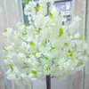 Dekoratif çiçekler 180 cm uzunluğunda lüks yapay kiraz çiçeği ağacı beyaz simülasyon Düğün istasyonu için sahte bitki çekim sahne sahne